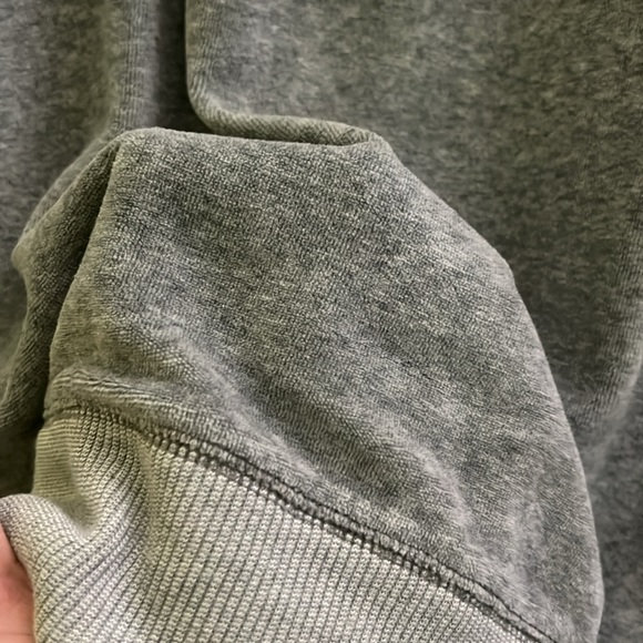 MEN’s Hollister Sweater Velvet Fleece Like material size SMALL - Picture 2 of 4